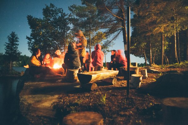 Comment préparer des repas énergétiques pour un camping de haute intensité?