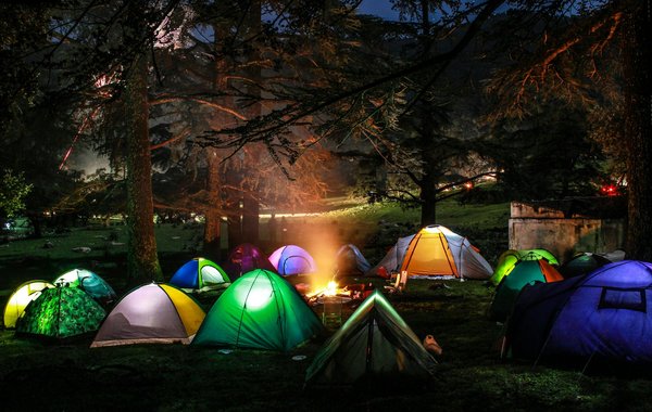 Comment choisir et entretenir une lampe frontale pour le camping nocturne?